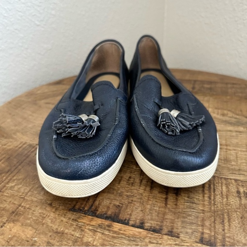 MICHAEL KORS WOMAN LEATHER NAVY BLUE LOAFERS W/WHITE BOTTOMS ACCENTED W/TASSELS - Picture 2 of 10